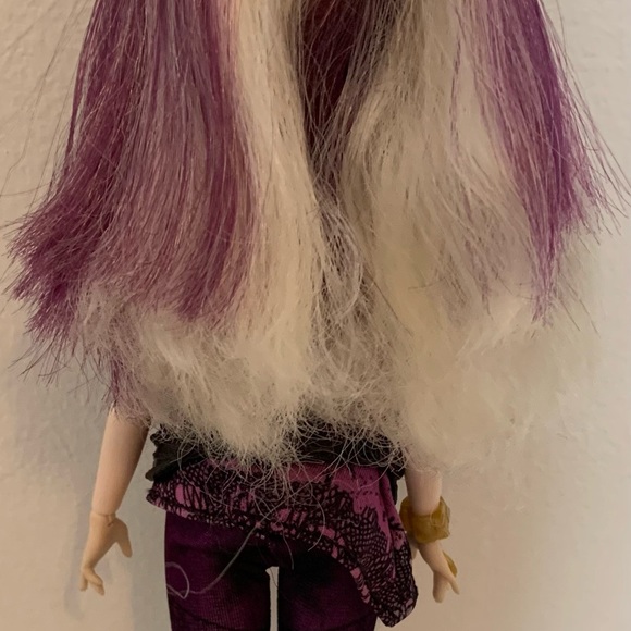 DISNEY DESCENDANTS MAL STYLE SWITCH DOLL - Picture 5 of 9